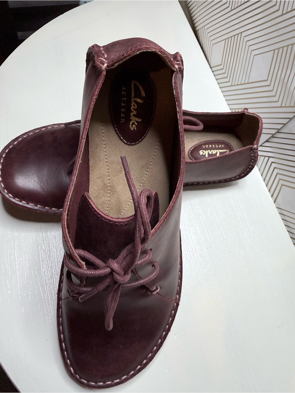 Clarks Women's Burgundy Leather Desert Chukka Lace-Up Shoes Size 8.5